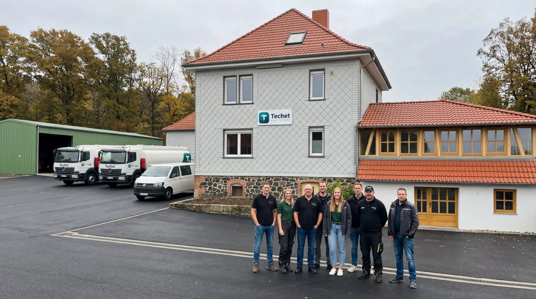 Team, Gebäude und Tankwagen von Techet Kraftstoffe am Standort Alsfeld